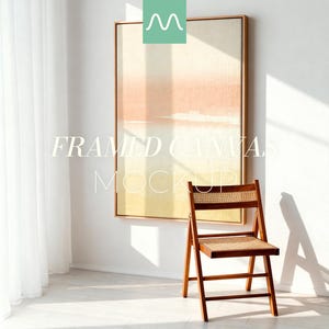 Puede incluir: Un lienzo rectangular vertical enmarcado con un degradado abstracto en tonos melocotón, crema y amarillo. El texto "FRAMED CANVAS MOCKUP" aparece superpuesto en blanco. Una silla plegable de madera con asiento y respaldo de rejilla se sitúa debajo.