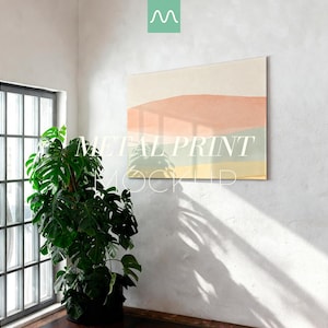 Può includere: Una stampa su metallo rettangolare con un paesaggio astratto a bande orizzontali color crema, pesca, verde salvia e giallo. Il testo METAL PRINT MOCKUP è sovrapposto in bianco. Una grande pianta di monstera verde si trova sulla sinistra.