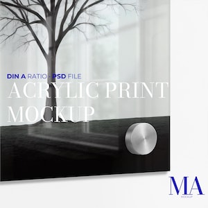Può includere: Mockup di stampa acrilica con un'immagine di albero in bianco e nero. Il testo "DIN A RATIO .PSD FILE" è sopra le parole "ACRYLIC PRINT MOCKUP". Un distanziatore in metallo argentato è sul lato destro.