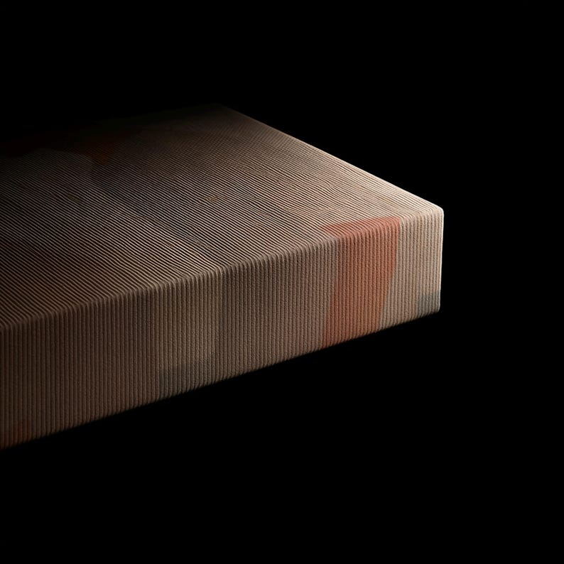 Puede incluir: Un bloque rectangular con una textura fina de estr&iacute;as verticales en toda su superficie. El objeto presenta un degradado de tonos beige y bronceado, con una franja vertical distintiva de color terracota en el borde derecho.