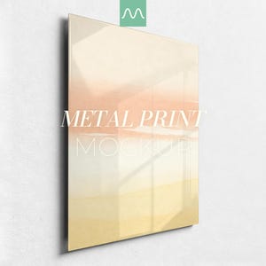 Puede incluir: Un panel metálico rectangular con un diseño de degradado abstracto en tonos suaves de melocotón, crema y amarillo pálido. La superficie tiene un acabado brillante y reflectante. El texto METAL PRINT MOCKUP está centrado en el panel.