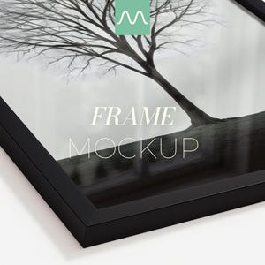 黒フレームのモックアップ｜額入りプリントのクローズアップ、縦型DIN A比ポスター、ガラス反射効果、白背景、ウォールアートテンプレート（PSD）