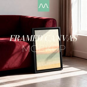 Maquette de toile encadrée verticalement appuyée contre le canapé rouge, bords enveloppés, texture réaliste, rapport 5:7, maquette intérieure minimale de cadre noir