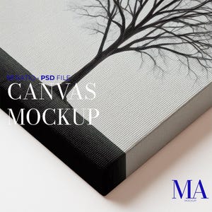 以下が含まれることがあります： 白黒の木のデザインのキャンバスモックアップ。 キャンバスはテクスチャ加工された表面と黒い縁があります。 「Canvas Mockup」の文字は白で表示され、その上に「PSD File」と表示されています。 ロゴ「MA」は青色です。