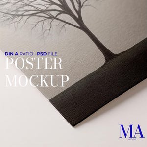 以下が含まれることがあります： ニュートラルな背景に、グレースケールの木のイラストが描かれたポスターモックアップ。ポスターはテクスチャ加工が施されており、「DIN A RATIO • PSD FILE POSTER MOCKUP」の文字が見えます。ロゴ「MA MOCKUP」は右下にあります。