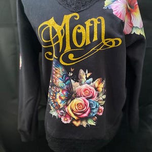女性用黒スウェットシャツ、ゴールドママバタフライフラワー、Mサイズ