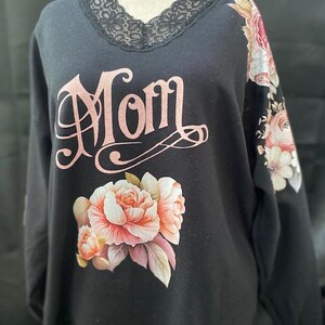女性用黒スウェットシャツ ゴールドママ ピンク ホワイトフラワー、サイズL