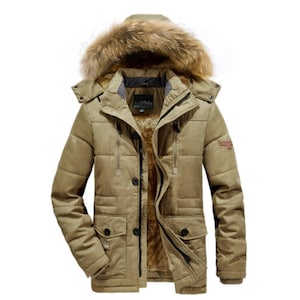 Pode incluir: Casaco parka de inverno bege com capuz forrado a pele. O casaco tem fecho de botão e zíper, vários bolsos e um forro quente e isolante. Projetado para clima frio e atividades ao ar livre.