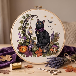 Puede incluir: Un bastidor de bordado circular con un diseño de punto de cruz de un gato negro de ojos amarillos con un collar morado y un dije de media luna, rodeado de una linterna colgante, frascos de pociones, un mortero y varias setas.