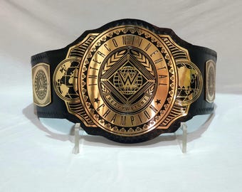 Puede incluir: Un cinturón negro y dorado del Campeonato Intercontinental de Peso Pesado. El cinturón presenta una gran placa central con el logotipo de la WWE y las palabras "Intercontinental Heavyweight Champion". Las placas laterales tienen el logotipo de la WWE y un diseño de globo.