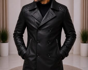 Puede incluir: Un abrigo de cuero negro de doble botonadura con cuello ancho, paneles acolchados en los hombros y bolsillos verticales con cremallera. El abrigo tiene mangas largas con puños de hebilla y se lleva sobre un suéter de cuello alto negro.