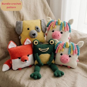 Puede incluir: Colección de juguetes de animales de ganchillo hechos a mano, que incluyen un perro amarillo, un zorro rojo, una rana verde y dos unicornios blancos. Los juguetes tienen detalles y acentos coloridos. El texto "bundle crochet pattern" está en la esquina superior izquierda.