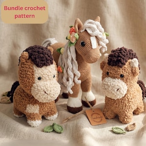 Puede incluir: Tres figuras de caballos de ganchillo en tonos marrón, beige y blanco. Un caballo tiene una melena blanca y adornos florales. El texto "bundle crochet pattern" está en un recuadro beige. Una etiqueta hecha a mano está adjunta.