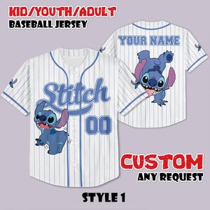Op de afbeelding: Wit honkbalshirt met blauwe krijtstrepen, met een cartoon Stitch-personage en het woord "Stitch" in blauw schrift. Het shirt heeft het nummer "00" en de tekst "YOUR NAME" op de achterkant. De tekst "KID/YOUTH/ADULT BASEBALL JERSEY" staat bovenaan.