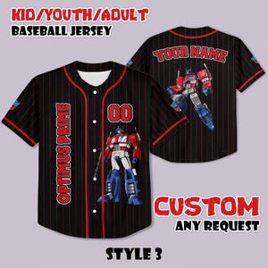 Puede incluir: Camiseta de béisbol negra con finas rayas rojas, con gráficos de Optimus Prime. La camiseta tiene el texto "OPTIMUS PRIME" verticalmente en la parte delantera, el número "00" y "YOUR NAME" en la parte posterior. La camiseta está etiquetada como "KID/YOUTH/ADULT BASEBALL JERSEY" y "CUSTOM ANY REQUEST".