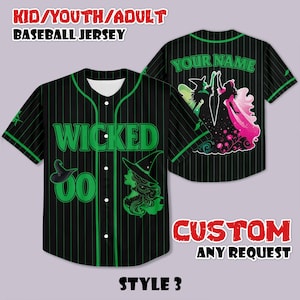 Könnte beinhalten: Schwarzes Baseball-Trikot mit grünen Nadelstreifen, mit dem Wort "WICKED" in grünen Blockbuchstaben. Die Vorderseite hat eine Hexen-Silhouette und die Nummer "00". Die Rückseite hat eine Grafik und den Text "YOUR NAME".