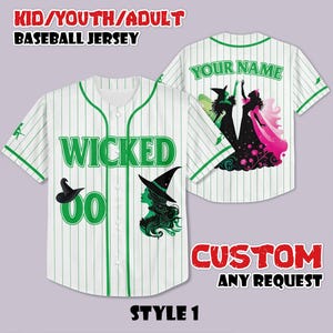 Könnte beinhalten: Weißes Baseball-Trikot mit grünen Nadelstreifen und Akzenten. Auf der Vorderseite steht "WICKED" in Grün, eine Hexen-Silhouette und die Nummer "00". Auf der Rückseite steht "YOUR NAME" und eine Hexen-Grafik. Das Trikot ist mit "STYLE 1" gekennzeichnet.