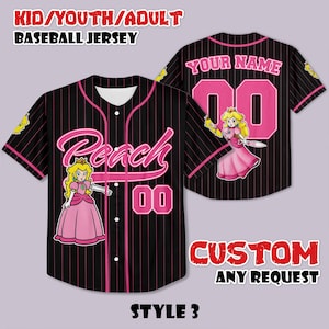 Op de afbeelding: Zwart honkbalshirt met roze krijtstrepen, met het woord "Peach" en het nummer "00" in roze. Het shirt heeft een cartoonafbeelding van prinses Peach. De tekst "KID/YOUTH/ADULT BASEBALL JERSEY" staat bovenaan.