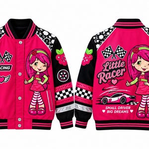Peut inclure: Une veste style teddy rose et noire ornée d'un personnage aux cheveux roses, de drapeaux à damier et du texte "Little Racer" et "SMALL DRIVER BIG DREAMS" au dos. L'avant présente un écusson "RACING" et un motif de casque de course.
