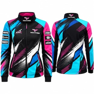 Peut inclure: Une veste zippée noire avec un motif graphique vibrant en cyan, bleu et rose. L'avant affiche le texte "SPEEDX RACING" et "TRACK TO TREND" avec divers logos de sponsors sur les manches. Le dos présente un motif abstrait assorti.