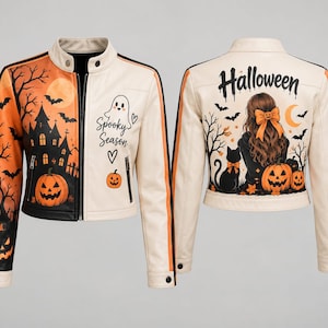 Könnte beinhalten: Eine cremefarbene und orangefarbene Jacke mit einem Vorderdesign aus einem Spukhaus, einem Kürbis und dem Text Spooky Season. Die Rückseite zeigt eine Person mit einer Schleife im Haar, eine schwarze Katze, Kürbisse und den Text Halloween mit Fledermäusen und einem Mond.
