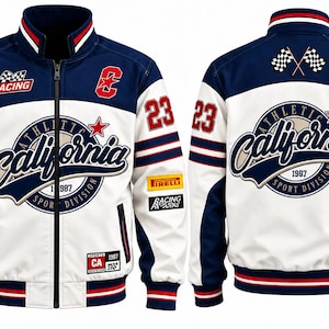 Op de afbeelding: Een jack met ritssluiting in marineblauw en wit met de tekst California Athletic Sport Division 1987, het nummer 23 en diverse patches met racethema, waaronder Racing, Speed, Motul, Bell, Pirelli en een rode letter C met een ster.