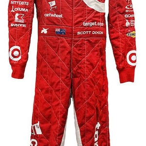Könnte beinhalten: Roter Rennanzug mit weißen Akzenten und Sponsorenlogos. Enthält das Target-Logo auf Brust und Bein. Mit dem Text "target.com" und dem Namen "SCOTT DIXON".