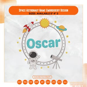 Op de afbeelding: Een borduurontwerp met de naam Oscar in turquoise letters binnen een cirkelvormig kader. Het ontwerp bevat een witte astronaut, een rood-witte raket, een gele zon, een planeet met een turquoise ring, een telescoop en kleine gele sterren.