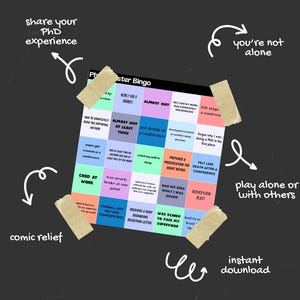Op de afbeelding: Een kleurrijk "Phd-ster Bingo" spelbord met verschillende zinnen die betrekking hebben op de PhD-ervaring. Het bord is vastgeplakt op een donkere achtergrond met witte tekst en pijlen die wijzen naar zinnen als "comic relief" en "instant download".