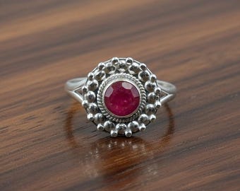 Ring met rode robijn, verguld sterlingzilver, vintagestijl