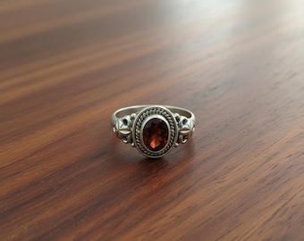 Anillo de granate ovalado de plata de ley bañado en oro hecho a mano