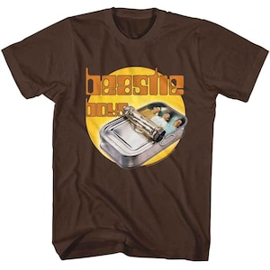 Beastie Boys - Hello Nasty Can - Amerikaanse klassiekers officieel gelicentieerd - donkere chocolade T-shirt met korte mouwen voor volwassenen