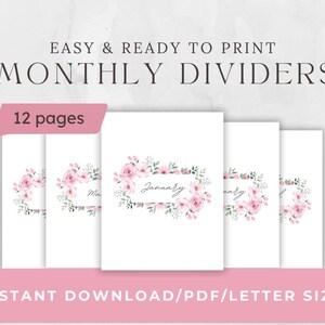 Op de afbeelding: Een set van 12 printbare maandelijkse tabbladen met roze bloemenillustraties en cursieve tekst. De pagina's bevatten de tekst EASY & READY TO PRINT MONTHLY DIVIDERS, 12 pages en INSTANT DOWNLOAD/PDF/LETTER SIZE. Elke pagina toont een maandnaam.