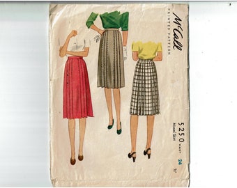 1940s Ladies Sewing Pattern Skirt McCall 5250 40s fashion Waist 24