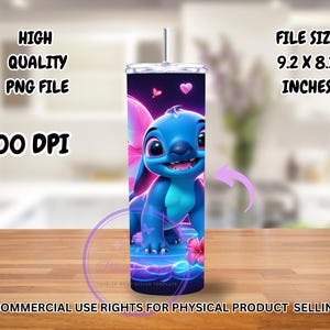 Puede incluir: Un vaso azul con un dise&ntilde;o de personaje de dibujos animados, con ojos grandes y detalles en rosa. El texto dice "HIGH QUALITY PNG FILE 300 DPI" y "FILE SIZE 9.2 X 8.3 INCHES". El vaso est&aacute; sobre una superficie de madera.