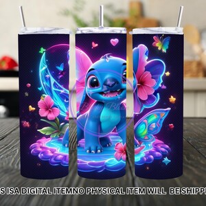 Puede incluir: Un vaso azul con un dise&ntilde;o de personaje de dibujos animados con alas de mariposa, rodeado de mariposas, flores y estrellas de ne&oacute;n sobre un fondo morado oscuro. El vaso tiene una tapa y una pajita plateadas. Texto en la parte inferior: THIS IS A DIGITAL ITEM NO PHYSICAL ITEM WILL BE SHIPPED!