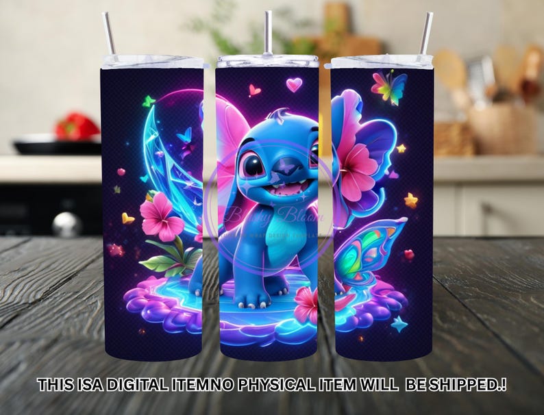 Puede incluir: Un vaso azul con un dise&ntilde;o de personaje de dibujos animados con alas de mariposa, rodeado de mariposas, flores y estrellas de ne&oacute;n sobre un fondo morado oscuro. El vaso tiene una tapa y una pajita plateadas. Texto en la parte inferior: THIS IS A DIGITAL ITEM NO PHYSICAL ITEM WILL BE SHIPPED!