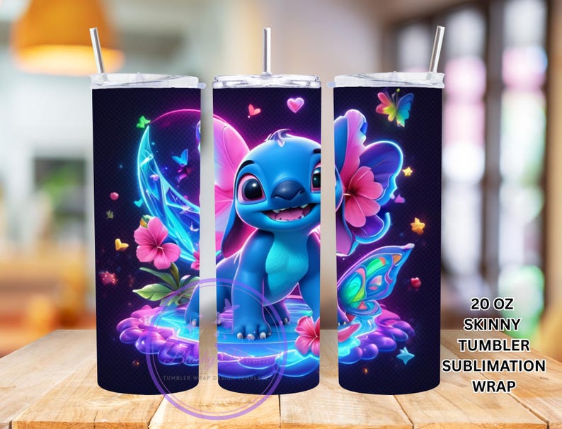 Puede incluir: Un juego de tres vasos delgados de 20 oz con un dise&ntilde;o vibrante que presenta al personaje Stitch de Lilo & Stitch. Los vasos muestran a Stitch rodeado de mariposas, flores y corazones de ne&oacute;n sobre un fondo azul oscuro. El texto "20 OZ SKINNY TUMBLER SUBLIMATION WRAP" es visible.