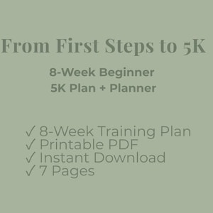 Może przedstawiać: Cyfrowy 8-tygodniowy plan treningowy 5K dla początkujących oraz planer. Tekst zawiera From First Steps to 5K, An 8-Week Beginner Running Planner oraz Common Cozy. Projekt posiada jasnokremowe tło z subtelnymi ilustracjami liści.