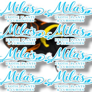 K&ouml;nnte beinhalten: Wiederholendes Muster von Aufklebern mit dem Text "Mila's Exotic Plants & Curiosities" in hellblauer Schrift. Der Hintergrund zeigt ein verschwommenes Bild einer Pflanze.