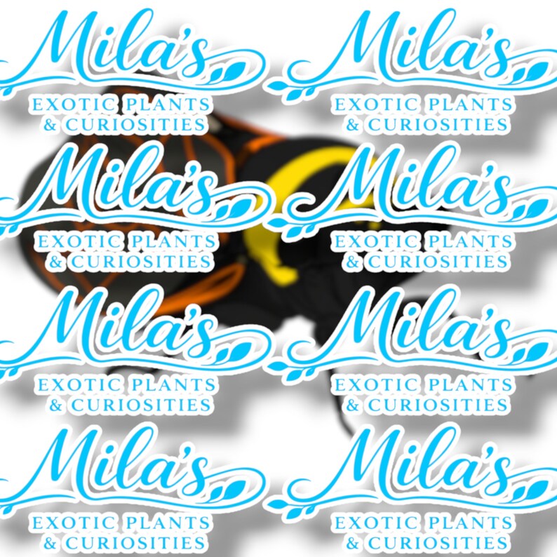 K&ouml;nnte beinhalten: Wiederholendes Muster von Aufklebern mit dem Text "Mila's Exotic Plants & Curiosities" in hellblauer Schrift. Der Hintergrund zeigt ein verschwommenes Bild einer Pflanze.
