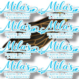 K&ouml;nnte beinhalten: Wiederholendes Muster von Aufklebern mit dem Text "Mila's Exotic Plants & Curiosities" in hellblauer Schrift. Ein schwarzer und goldener Insektenfl&uuml;gel ist im Hintergrund zu sehen.