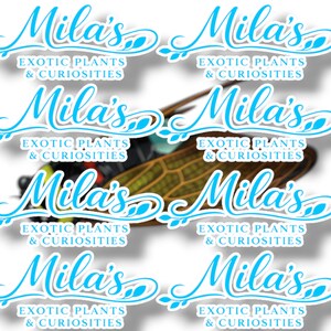 K&ouml;nnte beinhalten: Ein sich wiederholendes Muster mit dem Text "Mila's Exotic Plants & Curiosities" in hellblauer Schrift. In der Mitte ist eine Zikade zu sehen. Das Design eignet sich f&uuml;r Aufkleber oder Etiketten.