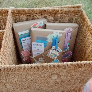Blind Date with a Book - Bookish Gifts - Book Lover Gifts - Personalized Book -Spicy Romance Book - Romance Sci Fi Fantasy - Cute Gift Idea

Blind Date With a Book, Secret TBR, Mystery Book Date, Book Lovers Gift, Readers Gift, Book Gift, Pre-owned Books