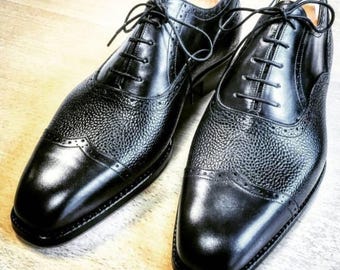 Ręcznie robione dwukolorowe skórzane buty typu oksford brogsy: męskie buty wizytowe z noskiem typu cap-toe