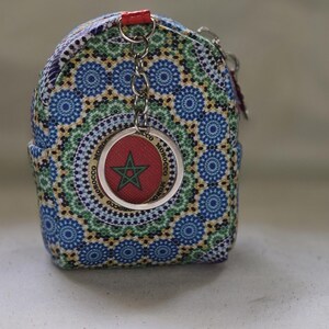 Ein bezaubernder kleiner Geldbeutel in Form einer Handtasche wunderschön verziert mit marokkanischen Muster und der Nationalflagge eine perfekte