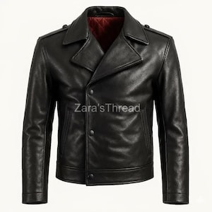 Könnte beinhalten: Schwarze Lederjacke mit doppeltem Brustdesign, mit Reverskragen und Knopfverschluss. Die Jacke hat ein rotes Innenfutter und der Text "Zara's Thread" ist sichtbar.