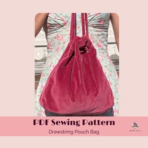 Può includere: Una borsa a sacchetto con coulisse rosso intenso in morbido tessuto di velluto. La borsa è tenuta da lunghe cinghie, con il testo "PDF Sewing Pattern" e "Drawstring Pouch Bag" in basso. La borsa è mostrata su uno sfondo floreale.
