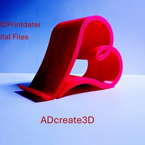 Op de afbeelding: Een helderrode telefoonstandaard met een gebogen, abstract ontwerp. De standaard is gemaakt van een stevig materiaal en heeft de tekst "ADcreate3D" en "STL 3DPrintdatei Digital Files". De standaard is ontworpen om een telefoon vast te houden.