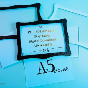 Peut inclure: Plusieurs cadres décoratifs noirs et blancs sur fond bleu clair. Le texte "A5 STL.-3DPrintdatei Etsy-Shop Digital Download ADcreate3D -A4/2 A5 210x148" est visible, indiquant les tailles et les informations de téléchargement numérique.